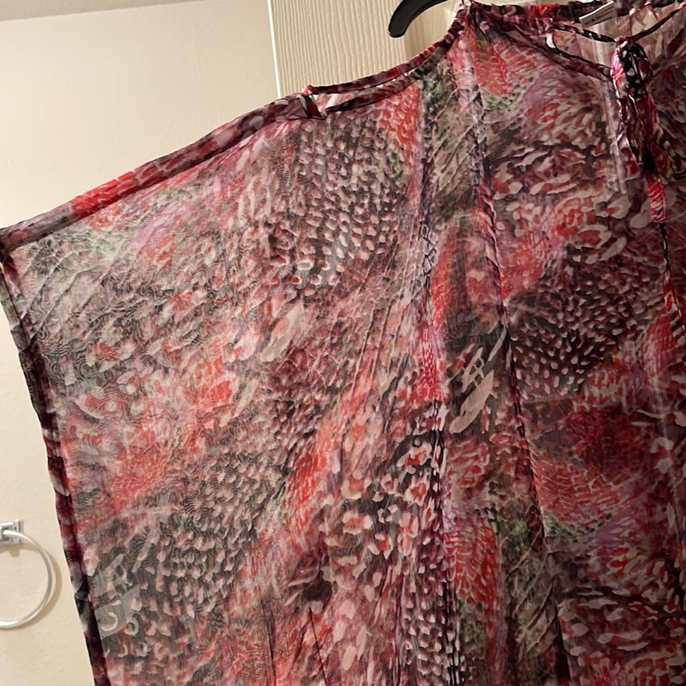 Give ‘’em the cold shoulders! Blends of red brown. On land/sea w/a simple cami.
